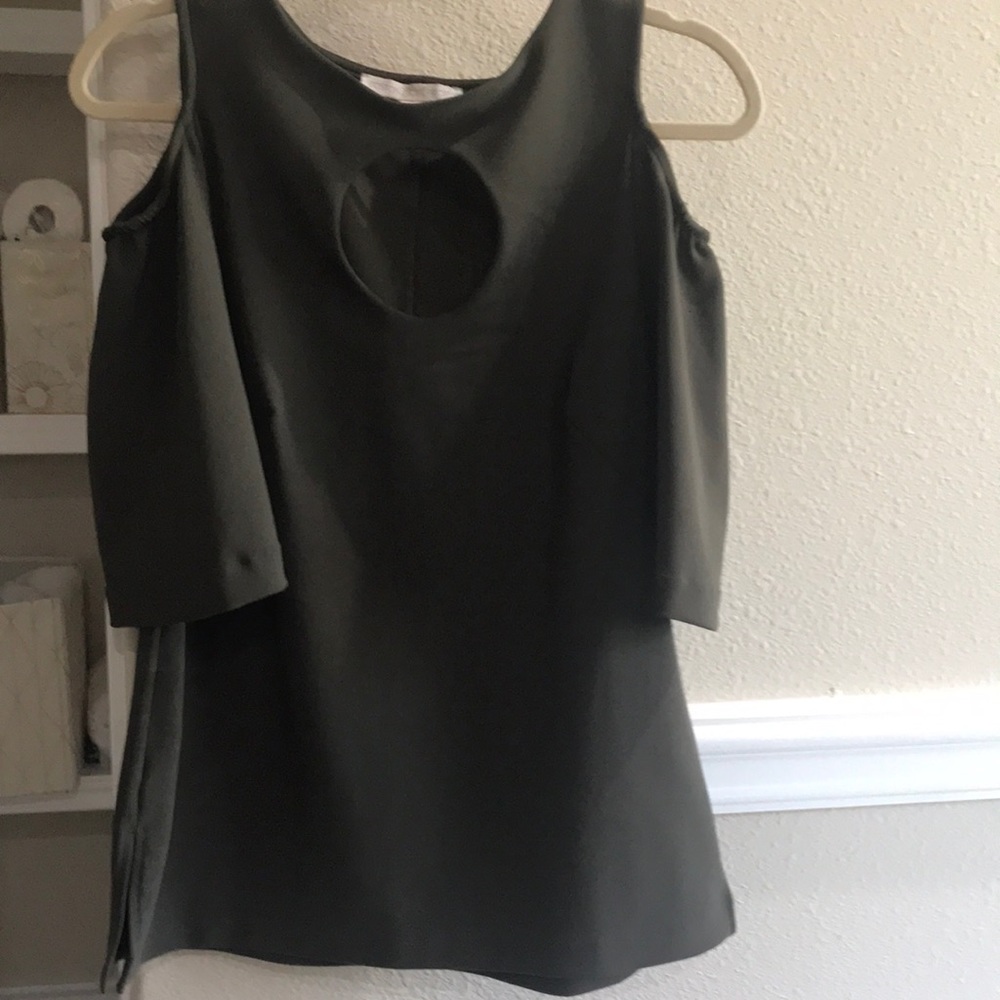 Like new , only wore once . Cold shoulder , with keyhole in front .